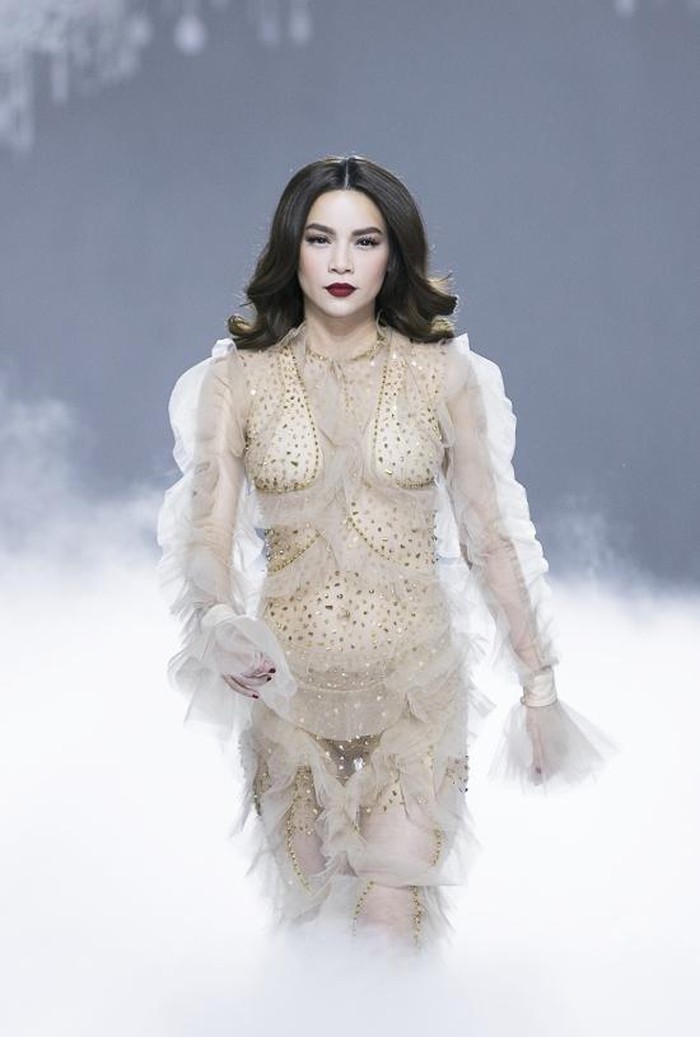 Hồ Ngọc Hà gây bất ngờ với những bước catwalk uyển chuyển trong thiết kế đầm voan xếp bèo được đính đá tỉ mỉ. Tuy nhiên, bộ váy trở nên phản cảm vì kết hợp xuyên thấu và những đường xẻ táo bạo.