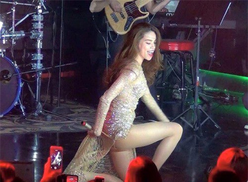 Chiếc váy xuyên thấu hớ hênh lộ vòng 3 của Hồ Ngọc Hà.  