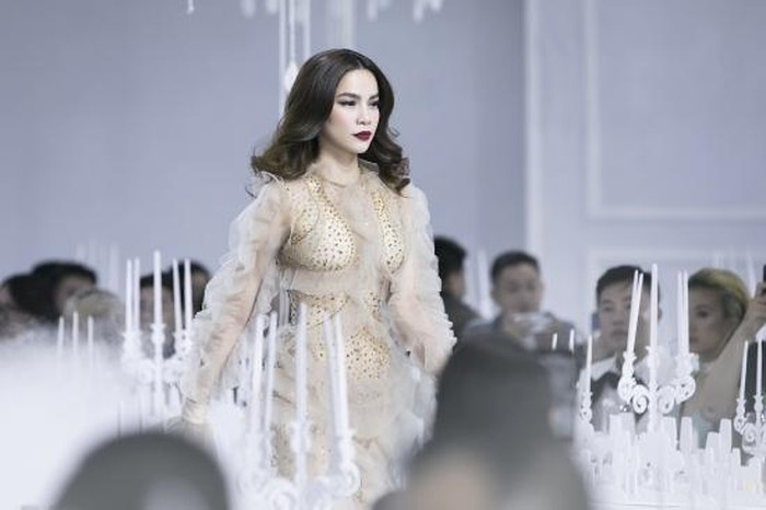 Nhiều người hâm mộ cho rằng, dường như Hà Hồ đang trình diễn “nội y” chứ không phải váy gợi cảm. 