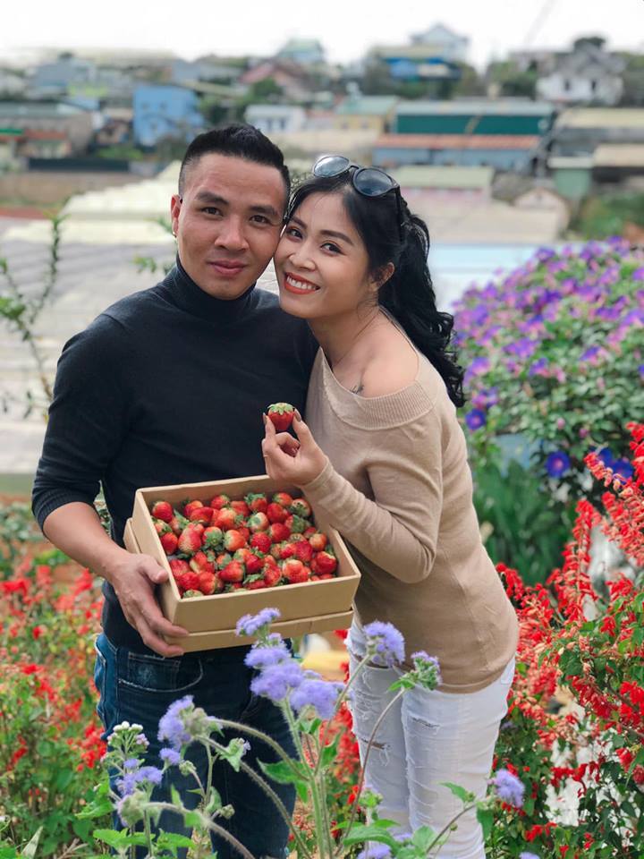 Tháng 11/2018, dân mạng đặc biệt xôn xao với chuyện MC Hoàng Linh úp mở chuyện chia tay với chồng thứ 2. Trên trang cá nhân của mình, Hoàng Linh từng liên tục khiến người hâm mộ hoang mang, lo lắng khi chia sẻ những dòng trạng thái đầy tâm trạng, thậm chí còn khẳng định mình là người phụ nữ 2 đời chồng 