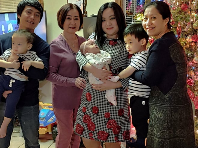 Nghệ sĩ Thu Thu (áo hồng) hỗ trợ con gái chăm sóc cháu nhỏ.