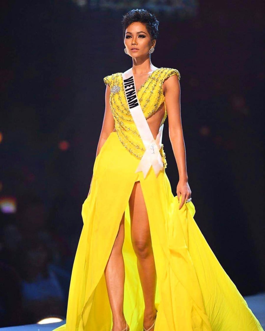Hoa hậu H'Hen Niê đã thực sự tỏa sáng trên sân khấu bán kết Miss Universe với đầm vàng rực rỡ của nhà thiết kế Linh San. Bộ cánh khai thác triệt để khoảng hở gợi cảm, cộng hưởng cùng chi tiết đính kết công phu, giúp đại diện Việt Nam tạo ấn tượng mạnh với người yêu sắc đẹp quốc tế. 