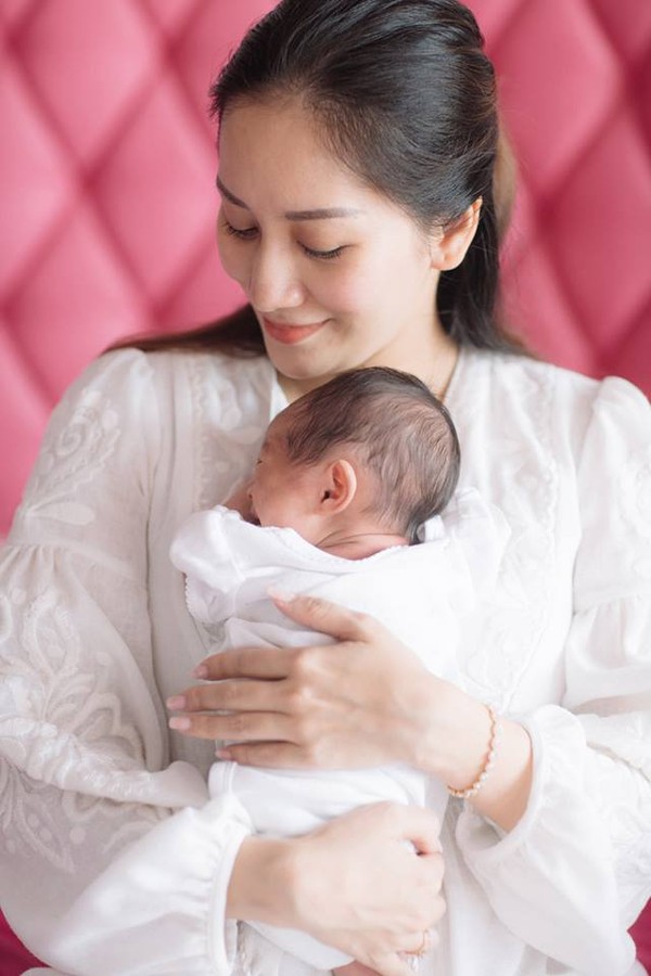 Khánh Thi vừa chào đón con gái ra đời trong năm 2018.