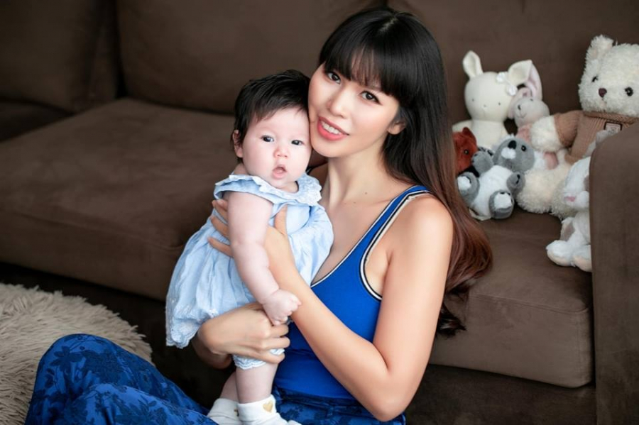 Siêu mẫu Hà Anh và con gái Myla.