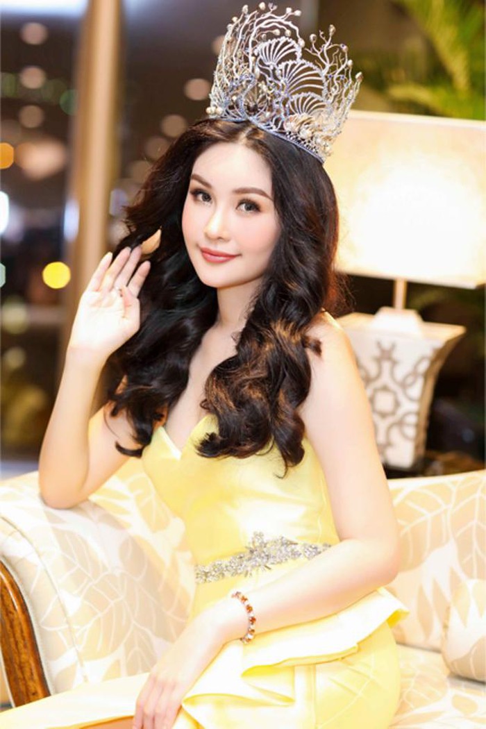 Lê Âu Ngân Anh gây tranh cãi khi kiện Cục Nghệ thuật Biểu diễn vì không cho phép cô đi thi Hoa hậu quốc tế.