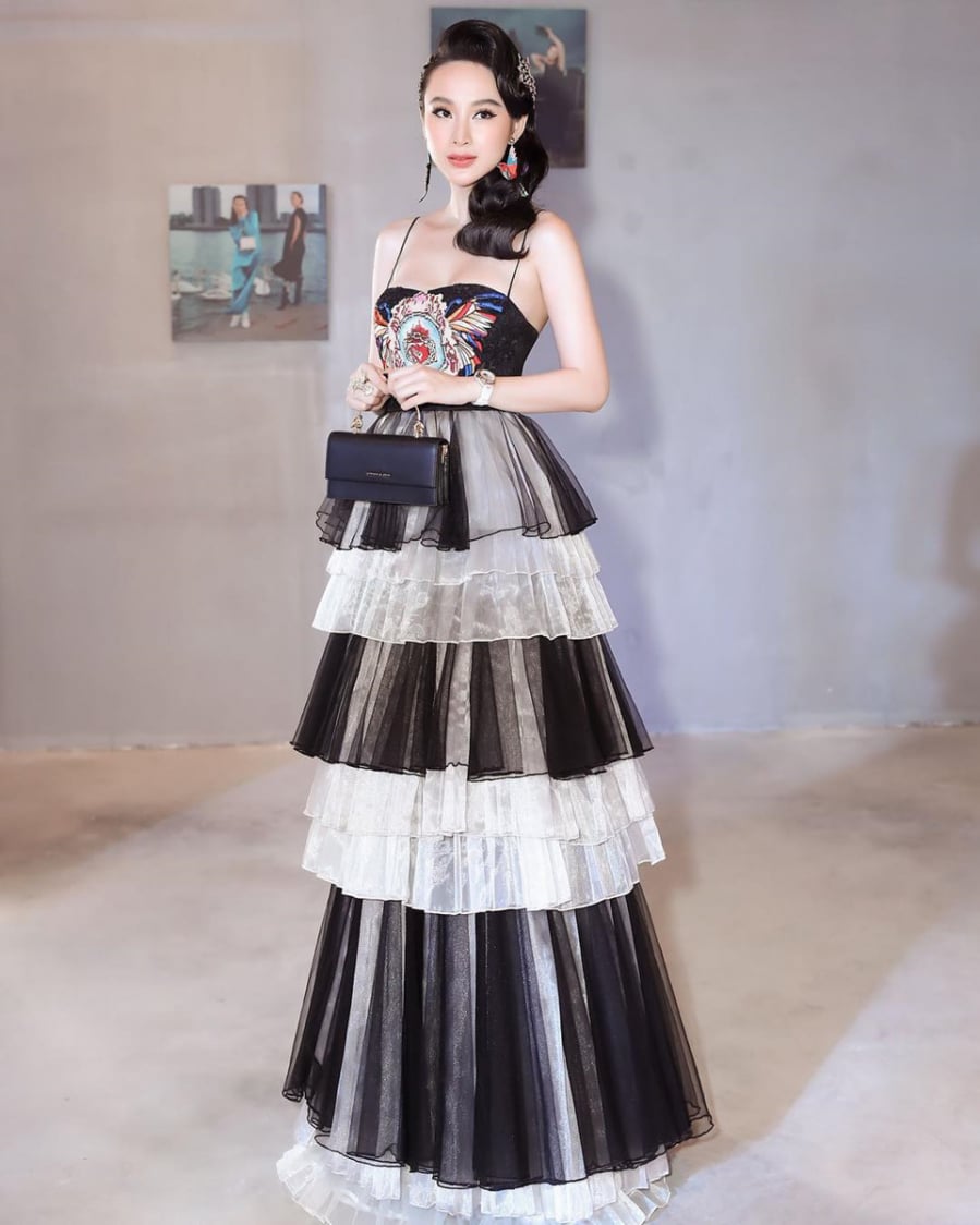 Angela Phương Trinh khoe thần thái sang trọng với đầm cổ điển của nhà thiết kế Nguyễn Công Trí. Bộ cánh đan xen sắc trắng - đen cùng những đường xếp tầng bồng bềnh và Link Vào SHBET88 Mới Nhất uốn xoăn đã giúp mỹ nhân 23 tuổi níu ánh nhìn người đối diện. Sau giai đoạn mặc 