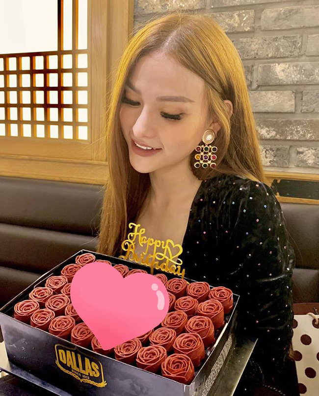 Thu Thuỷ hạnh phúc đón tuổi mới.  