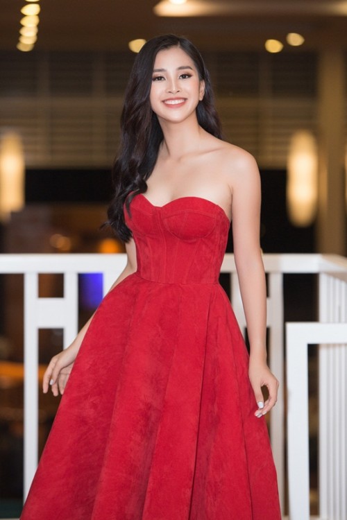 Sở hữu những đường nét sắc sảo trên gương mặt, mỗi khi trang điểm đậm cùng tông môi đỏ, Hoa hậu Tiểu Vy lại càng cuốn hút, đốn tim khán giả.  