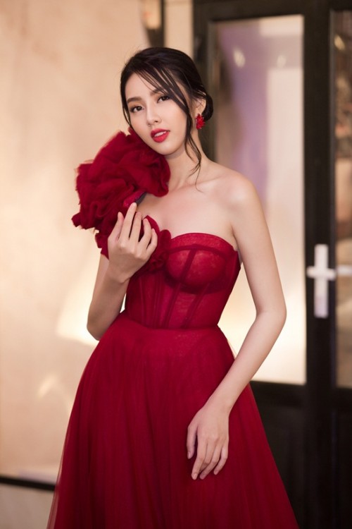 Cùng có mặt tại sự kiện, Người đẹp nhân ái Nguyễn Thúc Thuỳ Tiên vô cùng quyến rũ với chiếc đầm lệch vai hờ hững của NTK Lâm Lâm.  