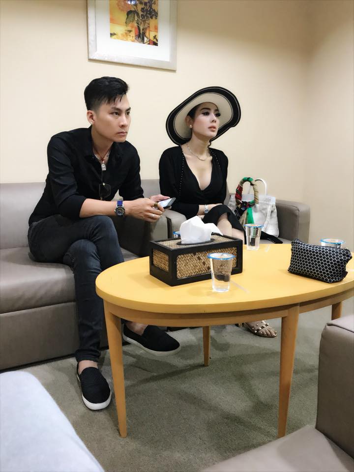 Lâm Khánh Chi và ông xã tại Thái Lan gặp gỡ bác sĩ.    
