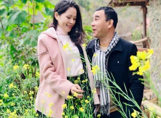 Vợ chồng Quyền Linh chụp ảnh tình cảm giữa đồi hoa cải vàng.