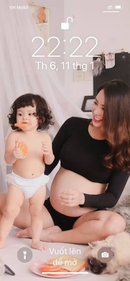 Bất chấp nguy hiểm vì có bầu sau 3 tháng sinh mổ, nữ ca sĩ Hải Băng vẫn quyết tâm giữ lại đứa con thứ 3 với ông xã Thành Đạt. Mới đây, trên trang cá nhân, nữ ca sĩ đã khoe ảnh diện áo crop top, lộ rõ bụng bầu khá lớn.    Dù lần mang bầu lần 3 này có nhiều rủi ro, giọng ca “Viên đá nhỏ” xem con cái là lộc trời cho nên đã bất chấp nguy hiểm và quyết tâm giữ lại em bé.    Thời điểm đó, người đẹp từng nhận về nhiều ý kiến chê trách của nhiều người vì đã không biết cách kế hoạch, mang bầu lại quá sớm. Tuy nhiên, cô và ông xã đã động viên nhau vượt qua dư luận. Hiện, sức khỏe của Hải Băng rất tốt. Cô thường xuyên thăm khám bác sĩ và luôn giữ tinh thần lạc quan, thoải mái.