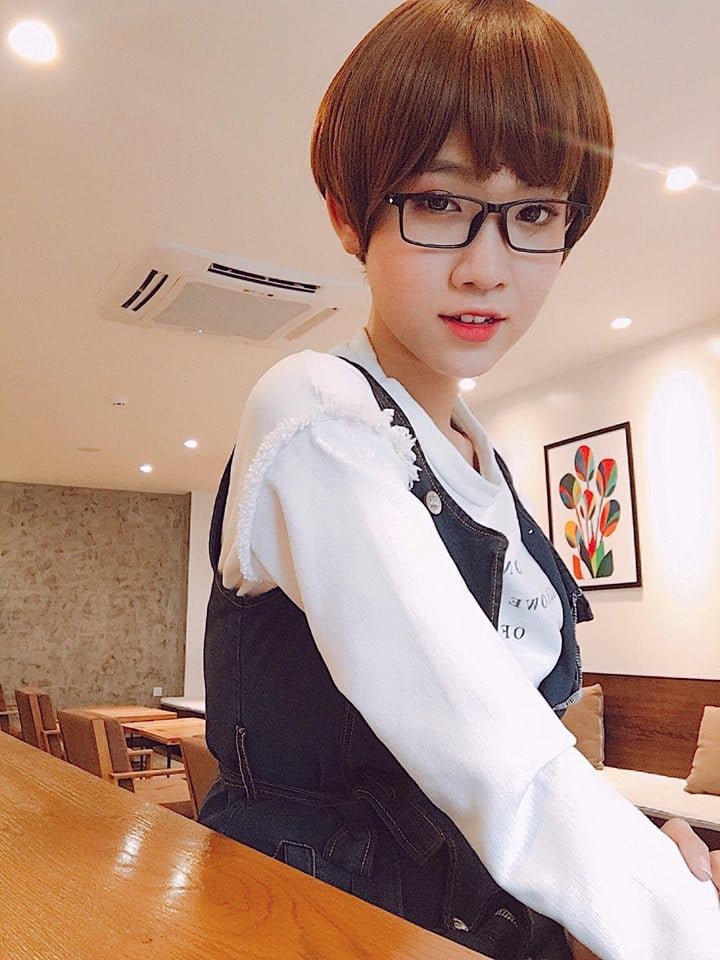 Tóc ngắn cũng không dìm được nhan sắc cô nàng.  