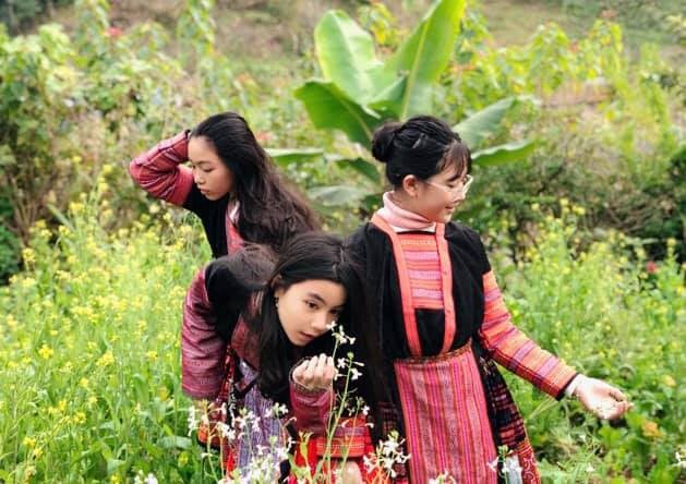 Con gái lớn nhà Quyền Linh sắp tròn 15 tuổi, nhưng cô bé đã cao bằng bố mẹ, trắng trẻo, mảnh mai và lộ rõ những nét duyên dáng nữ tính, không còn trẻ con nữa. Đặc biệt khi Lọ Lem mặc đồ thiếu nữ dân tộc Mông, ai cũng trầm trồ xuýt xoa vì vợ chồng Quyền Linh có nàng 