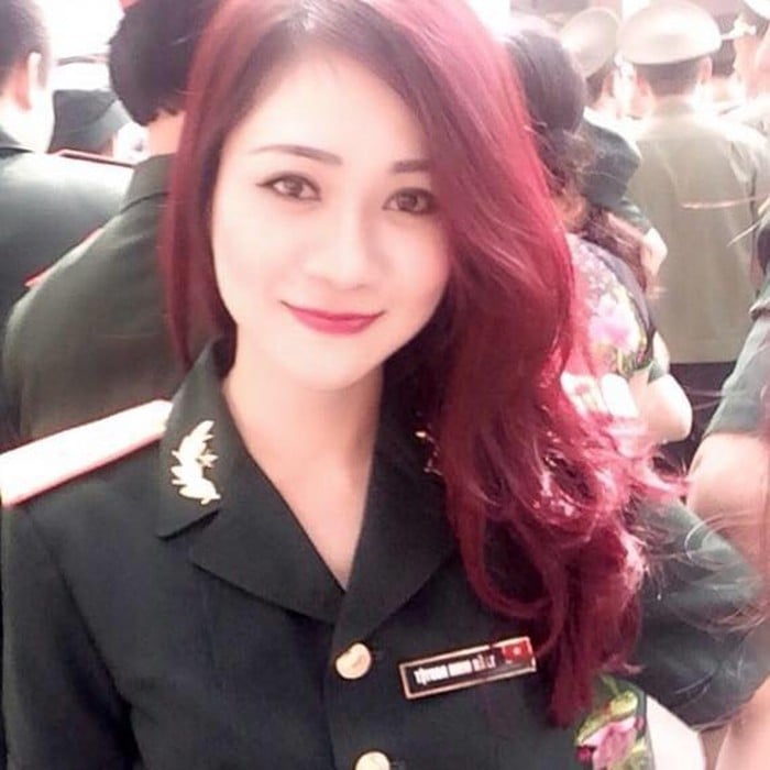 Cô và danh hài Tự Long hẹn hò từ đầu năm 2014 song cả hai rất kín tiếng về chuyện tình cảm.    