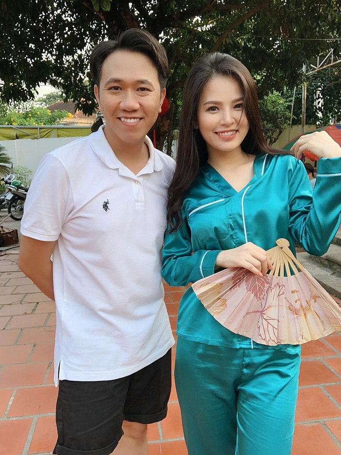 Những khoảnh khắc tình tứ của cặp đôi được Anh Đức cho rằng “chỉ là hậu trường phim Tết”.    