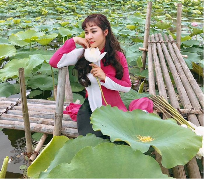  Vẻ đẹp mộc mạc, hiền hậu của bà xã Tự Long được nhận xét phù hợp với tà áo dài Việt.