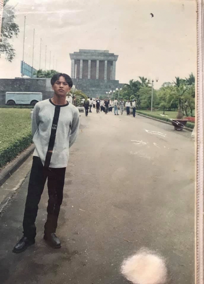 Hồ Quang Hiếu khoe ảnh mặc áo thụng, tóc bổ luống 'ngố tàu' 20 năm về trước  