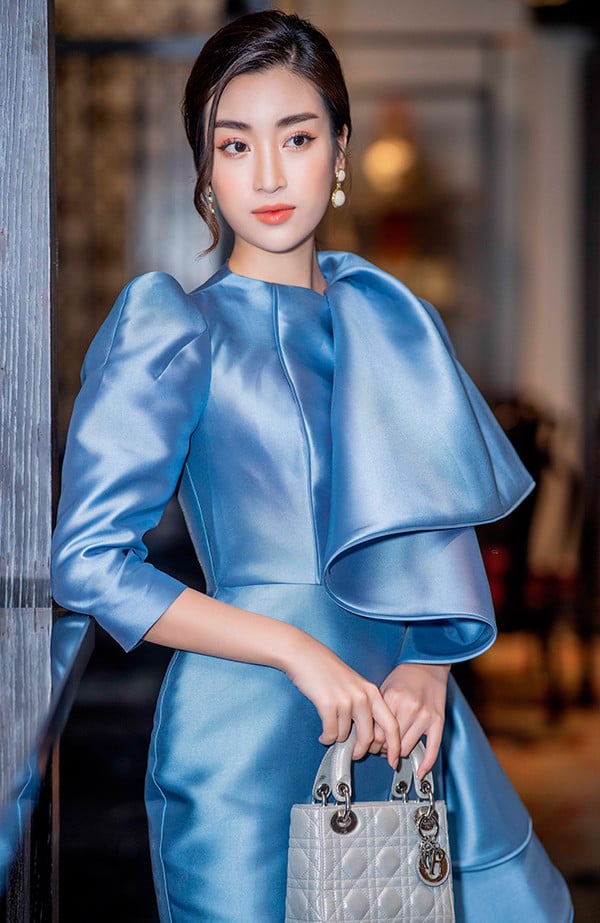 Hoa hậu xinh đẹp chọn đầm lụa của NTK Phương My. Với thiết kế đặc trưng, chiếc váy kín đáo đã biến Mỹ Linh trở thành đóa hồng xanh đài các kiêu sa. 