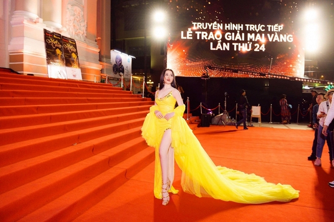 Thư Dung và màn làm lố trên thảm đỏ Mai Vàng 