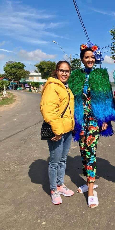 Tuy nhiên, khi đặt bộ cánh này trong hai hoàn cảnh khác nhau cùng với những phụ kiện khác nhau. H’Hen Niê bỗng nhiên trở nên ‘lép vế’ so với Hoàng Thùy. Mặc dù vậy cả hai vẫn là những nàng hậu sở hữu “gu” ăn mặc khá “đậm đà” và ổn định.    