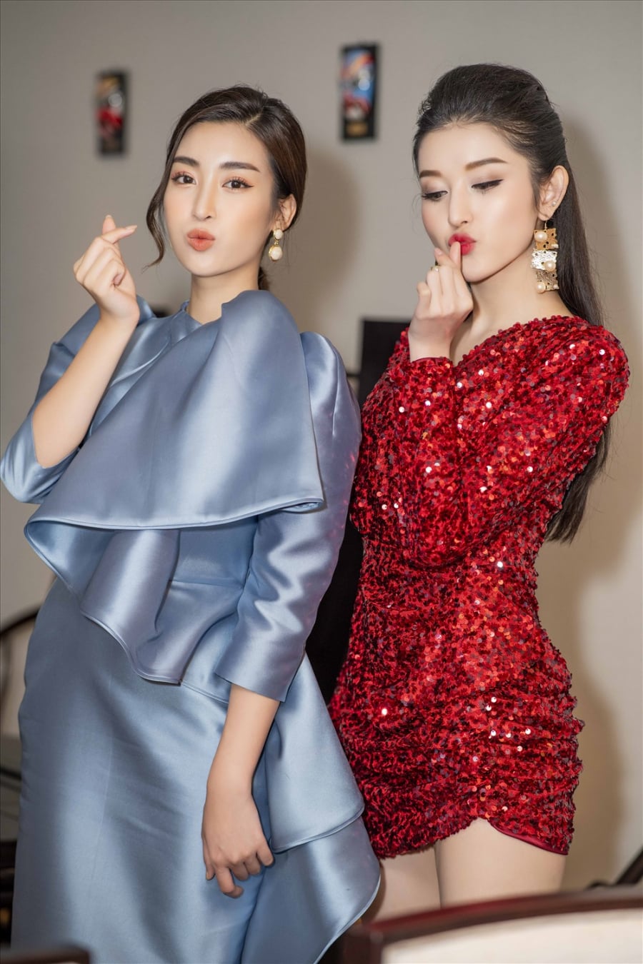 Hai người đẹp đọ dáng bên nhau.  