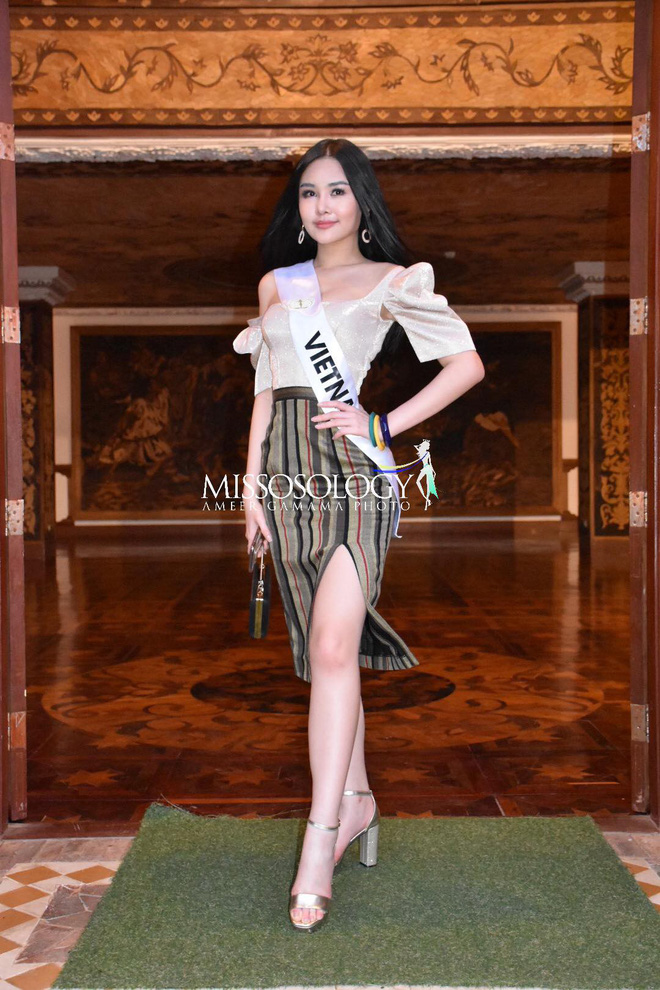 Lê Âu Ngân Anh diện Shbet999 com đăng nhập rất sexy với váy xẻ cao và áo lệch vai trong hoạt động của cuộc thi.