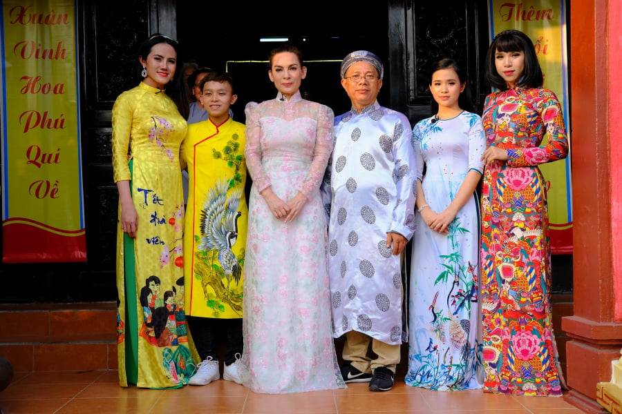Phi Nhung nổi tiếng là 1 nghệ sĩ nhiệt tình đi làm từ thiện.