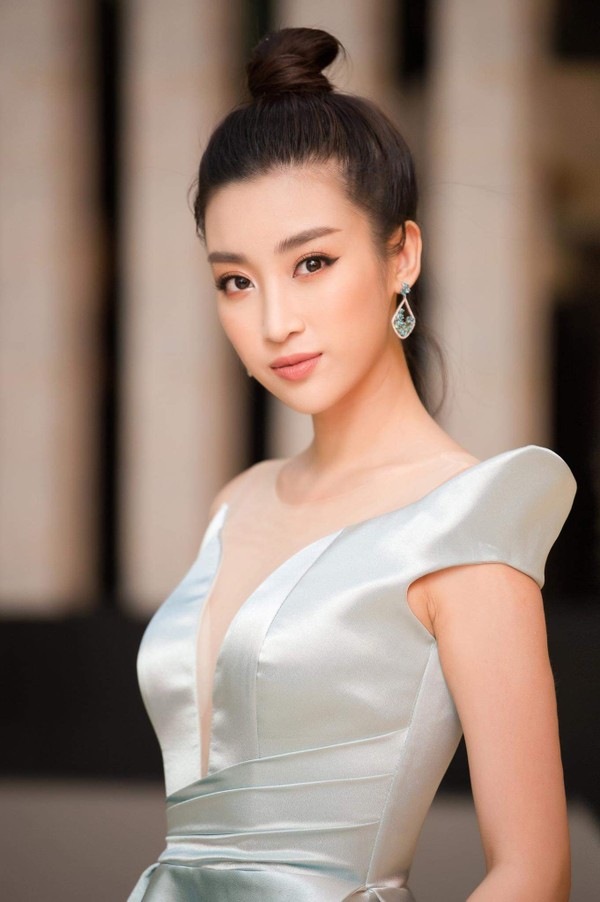 Người đẹp cũng chọn đôi hoa tai giọt nước làm điểm nhấn trên khuôn mặt.  