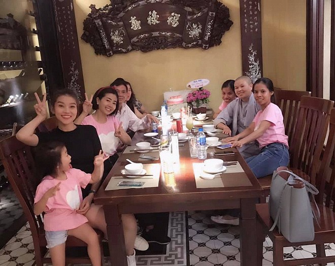 Bữa tiệc sinh nhật của Mai Phương rất đơn giản nhưng không kém phần ấm cúng.    