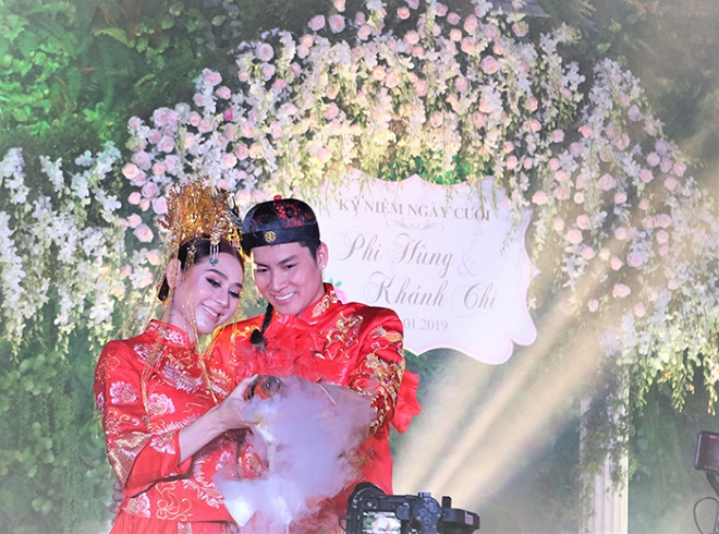 Trước đó vào hôm 11/1, Lâm Khánh Chi hạnh phúc cùng chồng kỉ niệm 1 năm ngày cưới. Cùng thời điểm này, Lâm Khánh Chi cũng đã thông báo mình vừa đón con trai đầu lòng về nước khiến dân tình mừng rỡ chúc mừng.