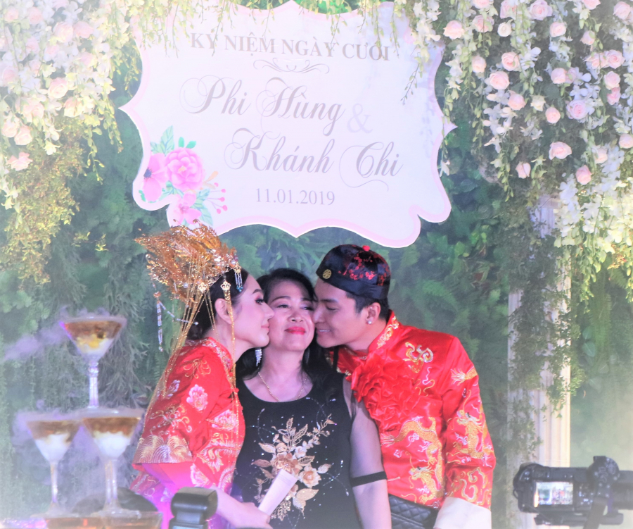 Lâm Khánh Chi không giấu được xúc động trước món quà đặc biệt từ mẹ chồng.    