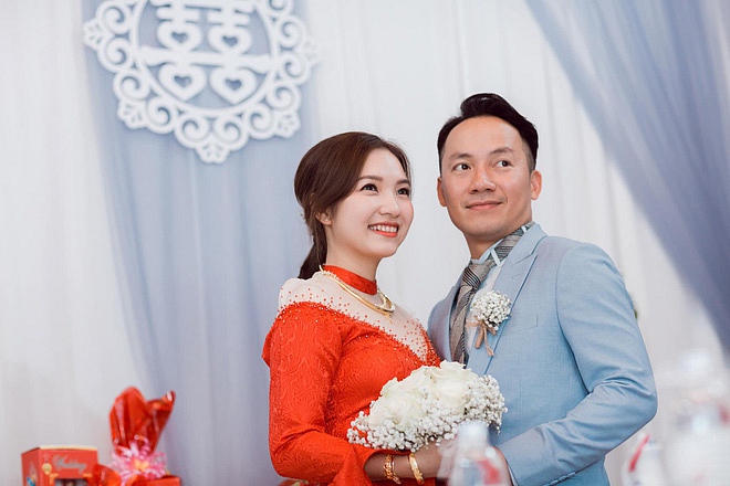 Sau 2 tuần làm lễ cưới tại quê nhà Bình Thuận và 3 ngày tổ chức buổi tiệc ở TP.HCM, mới đây, Thụy Vy – bà xã Tiến Đạt đã có những lời chia sẻ đầu tiên trên Facebook cá nhân. Theo đó, thay vì để lại lời tâm sự mùi mẫn sau kết hôn, Thụy Vy đã khiến bạn bè, khán giả vô cùng thích thú với cách chia sẻ không thể dí dỏm hơn.    “Bỗng một ngày ngủ dậy, mình đã có chồng, ôi chồi ôi mình đã có chồng, chồng mình là cái anh này, cái anh này là người nổi tiếng phải không? Sao mình không biết anh ôi chồi ôi. Cám ơn cả nhà nhiều lắm vì đã tạo điều kiện cho Vy lấy chồng”, bà xã Tiến Đạt viết. Kèm theo đó, còn chia sẻ thêm bức ảnh của ông xã Tiến Đạt diện vest lịch lãm, cười tươi rói trong hôn lễ để xác nhận chủ quyền.    Được biết, Thụy Vy sinh năm 1991, có ngoại hình ưa nhìn, hiện làm trong lĩnh vực truyền thông truyền hình và sự kiện. Trước khi quyết định tiến tới hôn nhân, Thụy Vy và Tiến Đạt đã có nửa năm hẹn hò. Suốt thời gian đó, cả hai hoàn toàn giấu kín mối quan hệ tình cảm và không chia sẻ bất cứ thông tin gì tới khán giả, giới truyền thông.