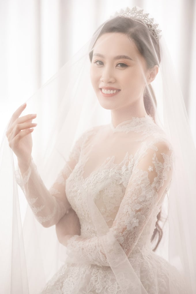 Do công việc bận rộn nên uyên ương chọn chụp hình cưới ở một studio tại Hà Nội thay vì chụp thêm ảnh ngoại cảnh. Những tấm hình được chụp theo phong cách hiện đại, đơn giản và thanh lịch, phản ánh nét tính cách của uyên ương.     
