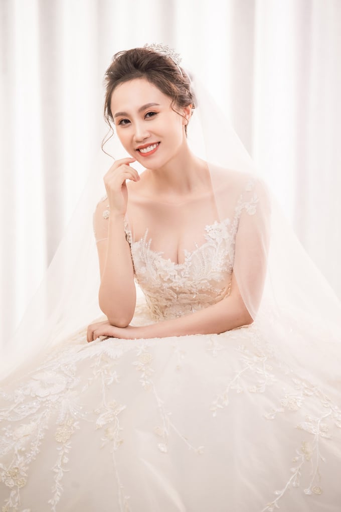 Ban đầu khi bắt đầu buổi chụp, Thu Hà vẫn còn e dè trước ống kính. Sau đó nhờ sự động viên của chồng, cả hai đã có những khoảnh khắc tự nhiên và tình cảm.     