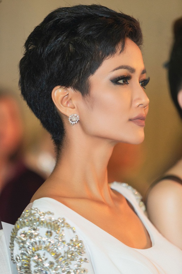 Hoa hậu H'Hen Niê dẫn đầu top của giải thưởng Timeless Beauty (Vẻ đẹp vượt thời gian).