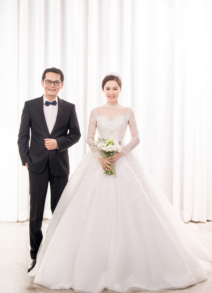 Mẫu đầm có chi tiết đối xứng trên nền ren thêu họa tiết 3D với độ xốp bông của chỉ tơ thêu 'siêu' mỏng. Bộ đầm giúp tân nương có được vẻ đẹp thanh tao và kiêu sa.      