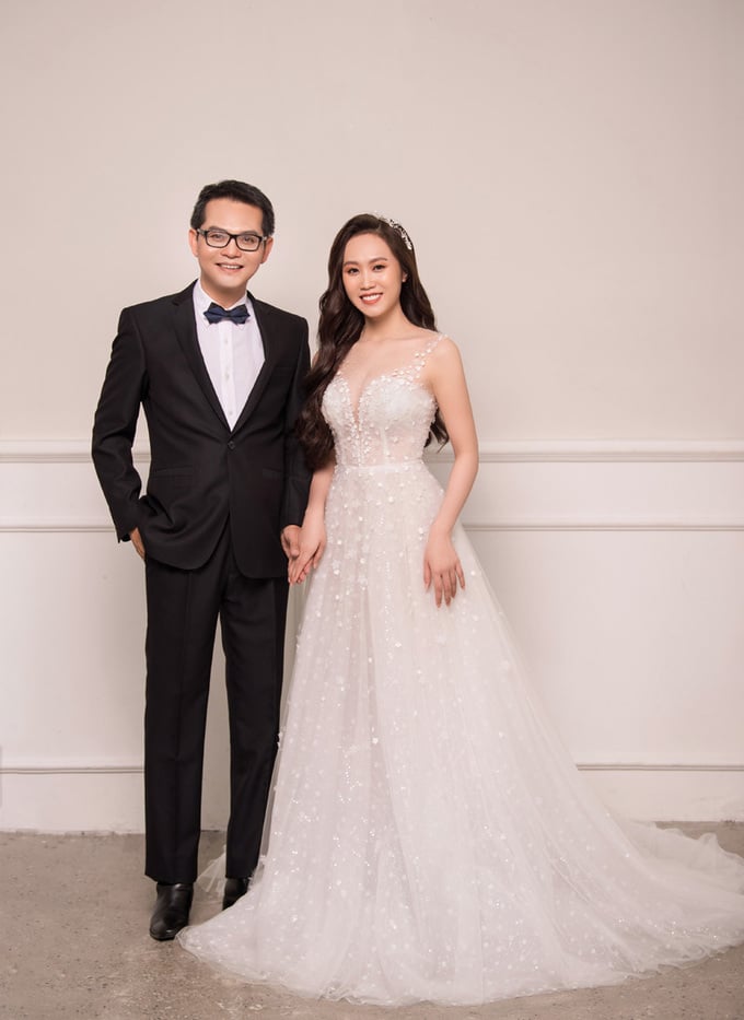 Mẫu váy tiếp theo mà Thu Hà sẽ diện là đầm hoa được làm từ chất liệu lụa và tuyn Pháp, có phom dáng ôm khít eo. Những bông hoa nhỏ được thả rơi dọc thân váy, tạo nên sự bay bổng, lãng mạn.      