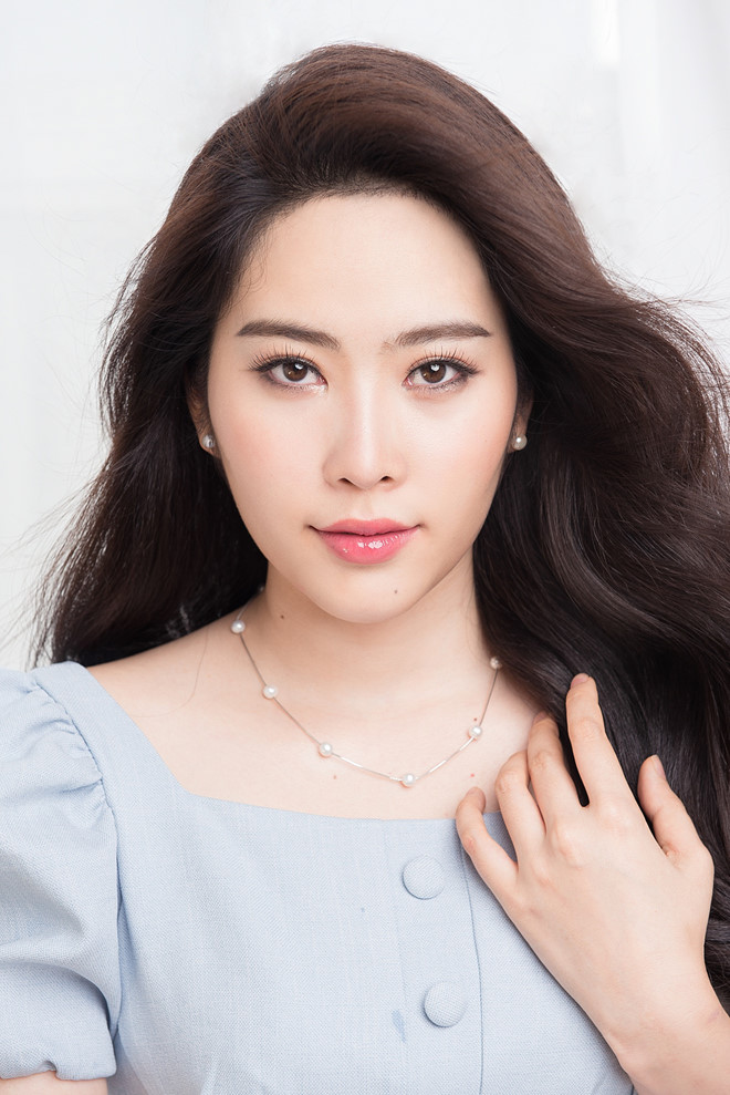Nam Em vừa đón sinh nhật lần thứ 23 bên những người bạn thân thiết ở TP.HCM vào tối 15/1. Nhìn lại năm 2018, người đẹp cho rằng đó là một năm kém may mắn khi cô trải qua nhiều thăng trầm trong công việc và chuyện tình cảm.    Hoa khôi nghẹn ngào khi nói về bản thân: “Trải qua nhiều chuyện buồn về tình cảm, sức khỏe của tôi bị giảm sút. Tôi tưởng mình mạnh mẽ vì đã quen với áp lực showbiz nhưng không ngờ mình rất yếu đuối. Tuy vậy, nhờ trải qua khó khăn, tôi mới hiểu được những người thật sự yêu thương mình”. Cô tiết lộ cô thời gian qua, đã gặp nhiều vấn đề về sức khỏe như bị rối loạn lưỡng cực, thường xuyên vào viện truyền nước biển. Đây cũng là lý do khiến cô tăng cân mất kiểm soát.  Nam Em cho hay đã phải điều trị bệnh trong suốt 4 tháng. 
