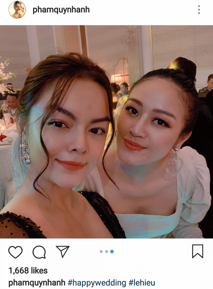 Nữ ca sĩ vui vẻ trên bàn tiệc cùng dàn sao Việt.