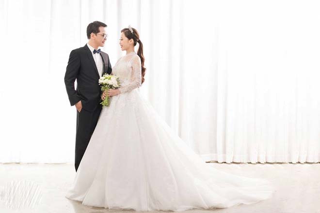 Trung Hiếu và vợ hạnh phúc bên nhau.