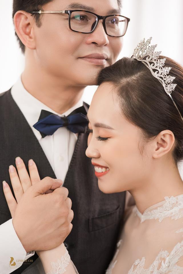 Nam diễn viên không dấu được niềm hạnh phúc khi cưới được cô vợ trẻ đẹp.