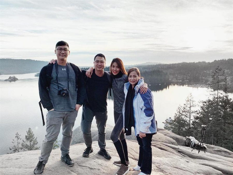 Những ngày qua, Lan Khuê luôn lọt vào tầm chú ý của công chúng khi người đẹp thường để lộ vòng hai có phần lớn bất thường, khiến nhiều người nảy sinh nghi vẫn cô đang mang thai con đầu lòng sau hơn 3 tháng kết hôn. Mặc dù phía Lan Khuê vẫn chưa có bất cứ phản hồi nào về đồn đoán này, tuy nhiên, mọi nhất cử nhất động của cô đều nhận được sự quan tâm đặc biệt từ khán giả.    Cho đến mới đây, những hình ảnh trong chuyến du lịch Canada của Lan Khuê và ông xã John Tuấn Nguyễn được chia sẻ lên trang Instagram cá nhân cũng thu hút sự chú ý lớn. Có thể thấy, dù đang bị đồn đoán mang thai con đầu lòng nhưng Lan Khuê vẫn thoải mái cùng ông xã đi bộ, đi leo núi cùng bạn bè. Bên cạnh đó, người đẹp cũng không ngại chụp hình chính diện và cập nhật những khoảnh khắc này lên trang cá nhân. Tuy nhiên, việc mặc áo len, áo khoác lạnh cũng giúp Lan Khuê che chắn được vòng hai, khiến công chúng không dồn quá nhiều sự chú ý.Đặc biệt, trong loạt ảnh Lan Khuê đăng tải, khoảnh khắc Shbet888 phiên bản mới nhất chụp hình thân thiết cùng các thành viên trong Shbet111 slot, casino, thể thao, xổ số nhà chồng nhận được nhiều sự chú ý. Nàng dâu chốn hào môn khoác vai mẹ chồng đầy tình cảm trước ống kính. Có thể thấy mọi thành viên đều chung tâm trạng háo hức trong chuyến đi này. Đây cũng là lần đầu tiên Hoa khôi Áo dài 2014 khoe ảnh chụp cùng mẹ chồng sau hôn lễ được tổ chức vào tháng 10 năm ngoái. Dường như mối quan hệ mẹ chồng nàng dâu của Lan Khuê đang vô cùng tốt đẹp.    