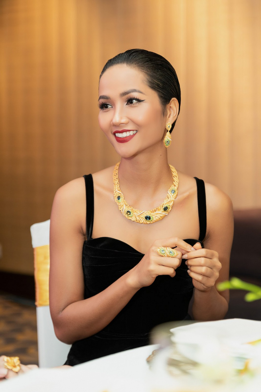 Nhiều người còn tỏ ra bất ngờ khi thấy H'Hen Niê diện trang sức bằng vàng cực sang trọng. 