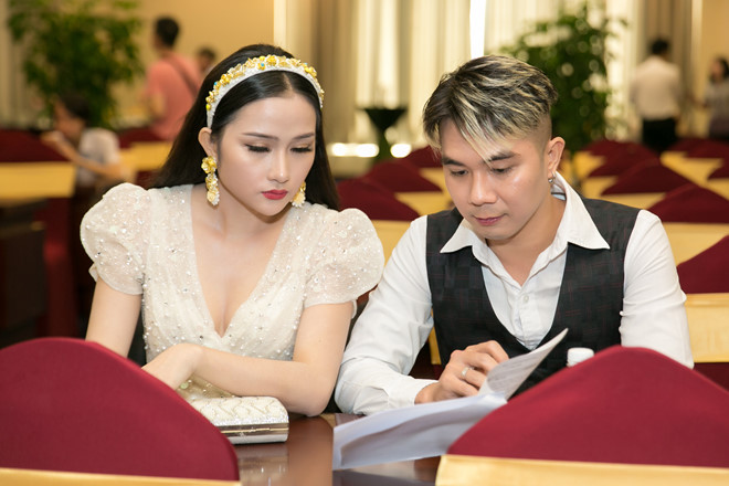 Khánh Đơn và bà xã xinh đẹp đang chuẩn bị đón con đầu lòng chào đời.