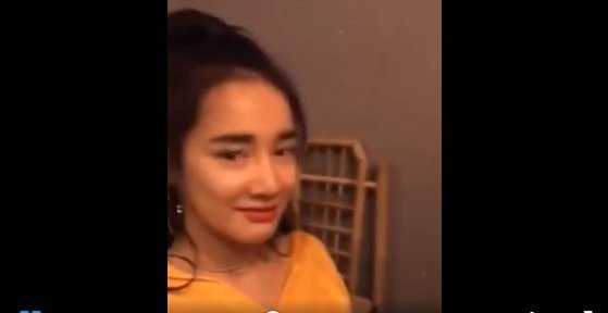 Mới đây, Trường Giang chia sẻ đoạn livestream ghi lại khoảnh khắc vui vẻ của hai vợ chồng bên cạnh bạn bè, đồng nghiệp thân thiết. Trong clip, vợ chồng Nhã Phương - Trường Giang diện áo đôi tình cảm.    Vừa quay trực tiếp, Trường Giang vừa vui vẻ giới thiệu các thành viên trong bàn tiệc. Khi máy quay dừng lại ở Nhã Phương, Trường Giang nhanh chóng tiết lộ: 