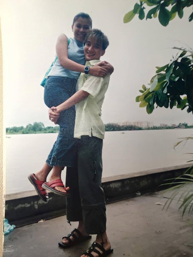 Thân hình nhỏ thó, thư sinh của 