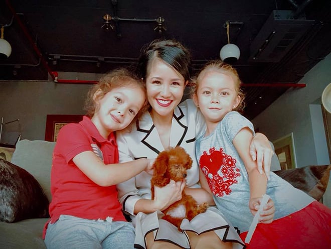 Hồng Nhung hạnh phúc bên các con sau khi ly hôn chồng.  