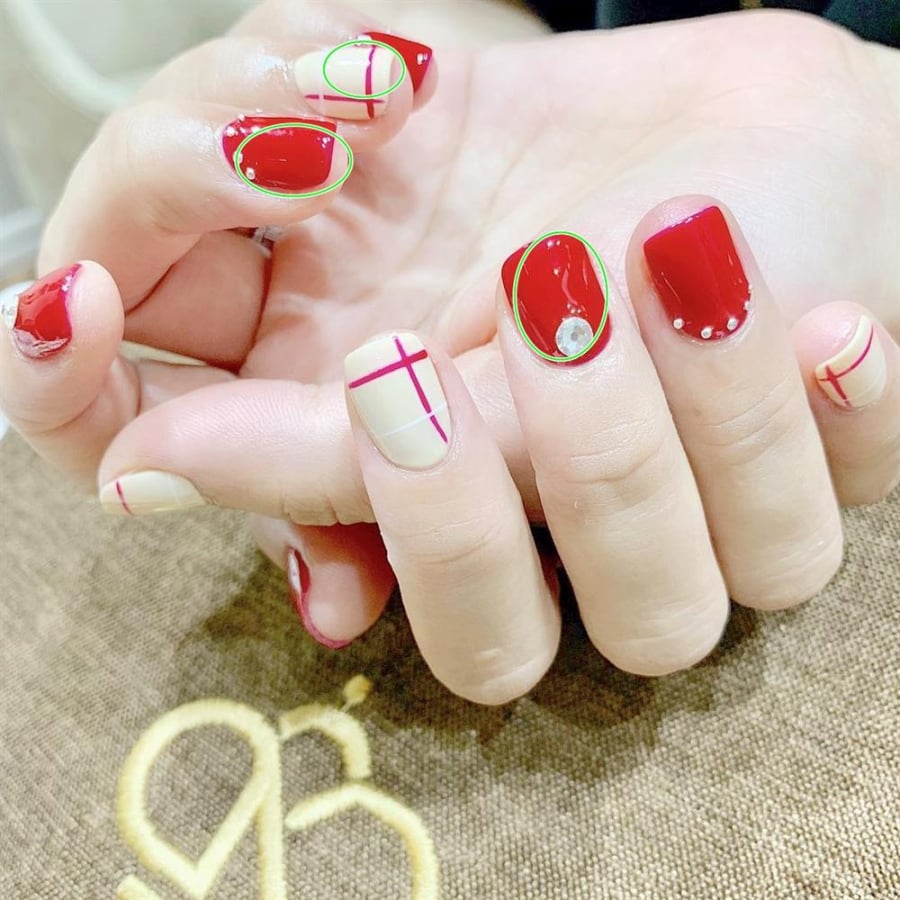 Người làm móng cho Diệp Lâm Anh được cho là cẩu thả khi mắc lỗi cơ bản.    