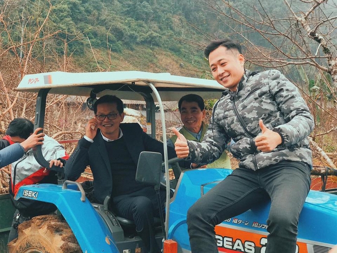 Trước ngày cưới, các nghệ sĩ chụp ảnh cùng với máy cày tại nhà vợ nghệ sĩ Trung Hiếu.    
